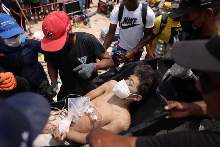 Father and son pulled alive after four days under rubble in Venezuela earthquake