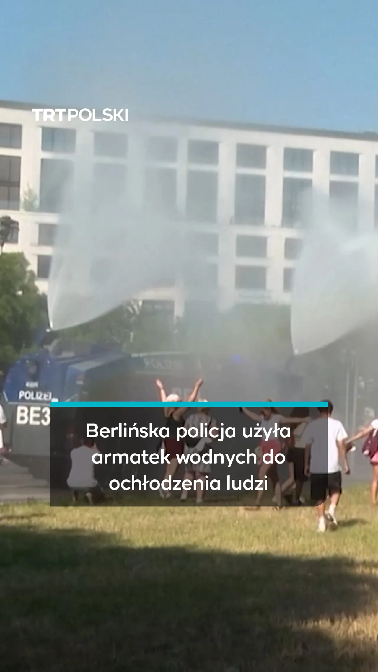 Berlińska policja użyła armatek wodnych do ochłodzenia ludzi
