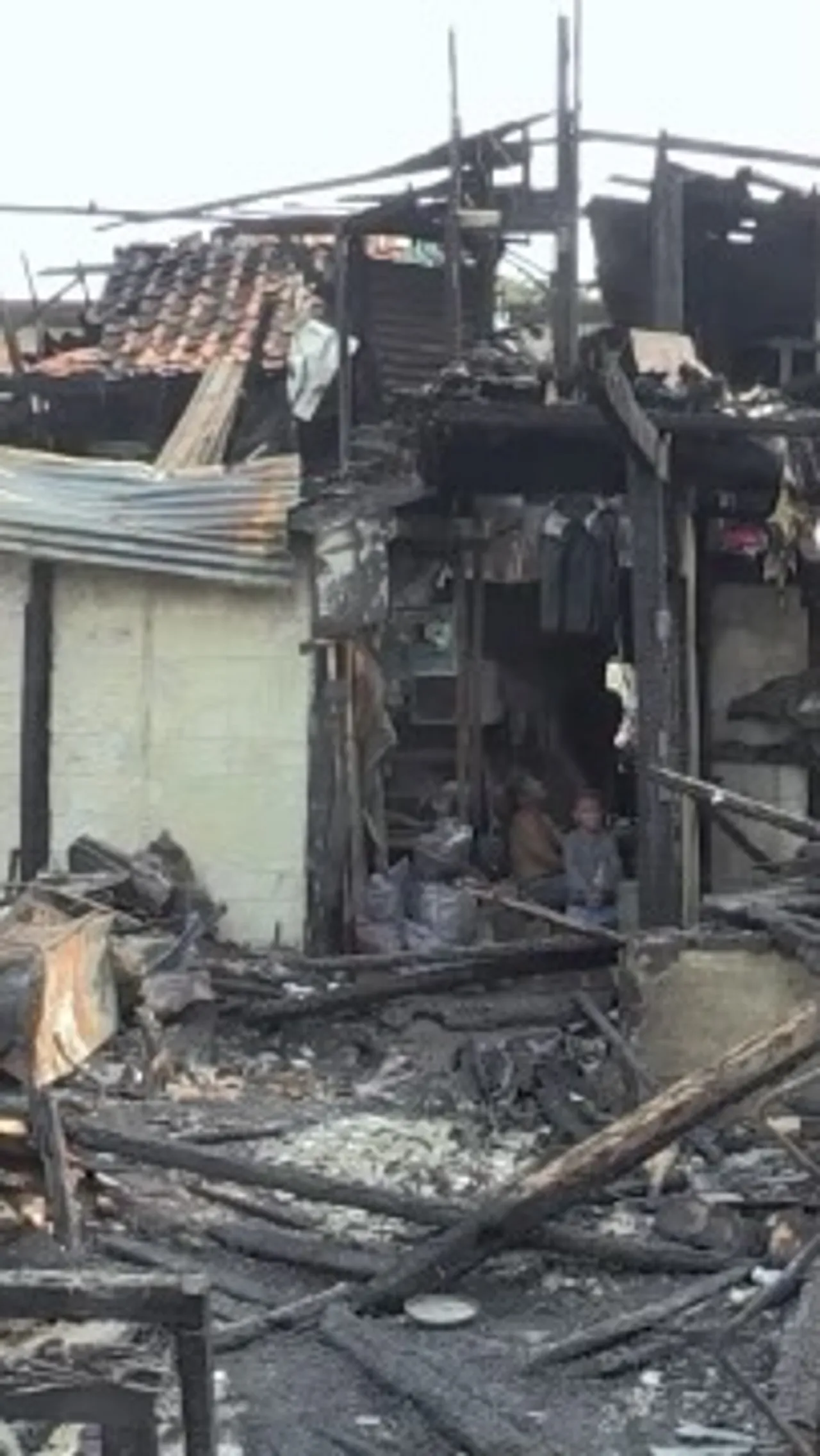 Pasca kebakaran, warga Kemayoran mulai tempati tenda pengungsian