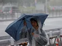 Над 2 милиони луѓе се евакуираат откако два тајфуни ѝ се закануваат на Јапонија со обилни дождови