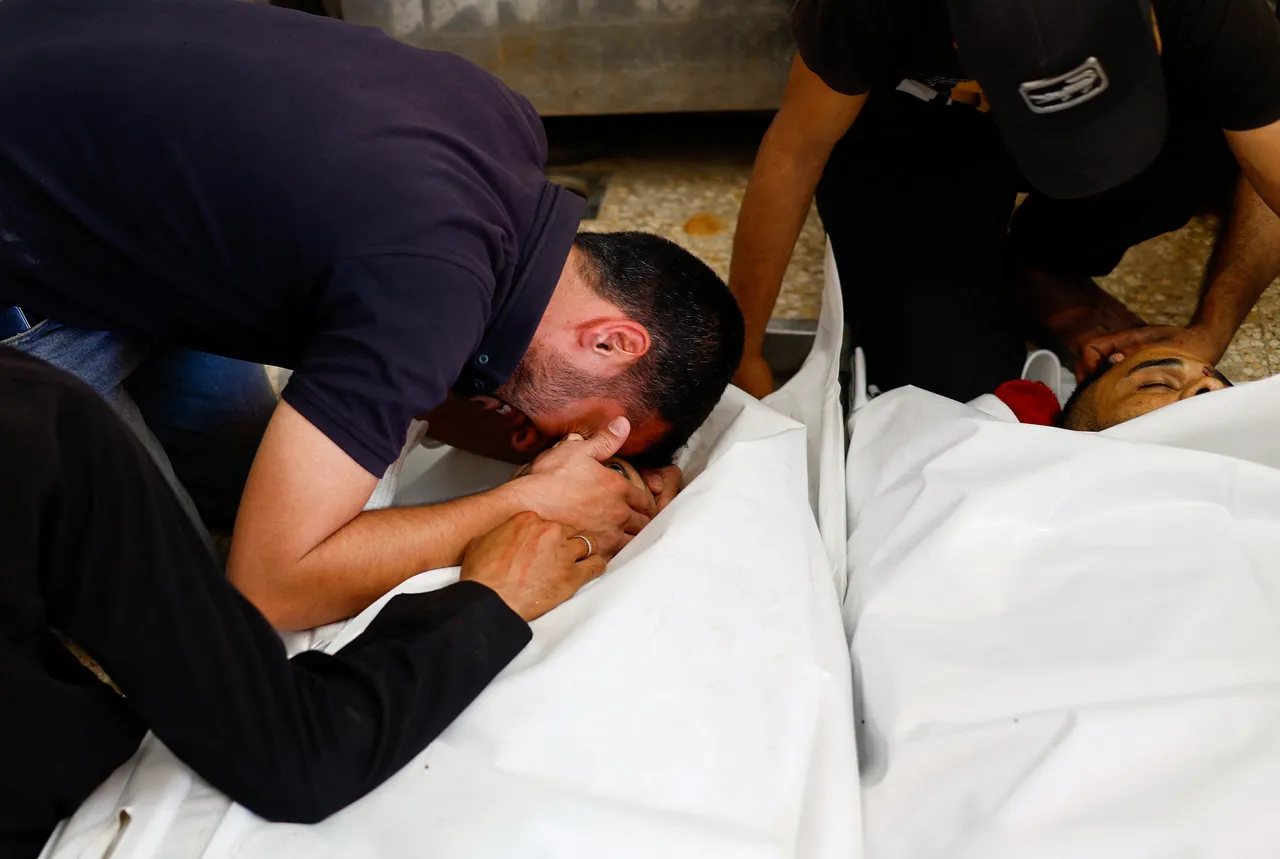 Israel kills a Palestinian toddler in his father's arms in Gaza