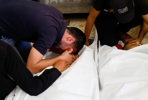 Israel kills a Palestinian toddler in his father's arms in Gaza