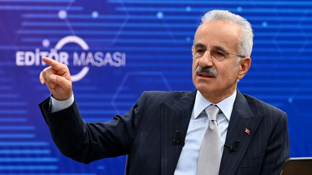 اورال‌اوغلو: راه‌آهن حجاز می‌تواند مسیر جایگزینی برای تنگه هرمز ایجاد کند