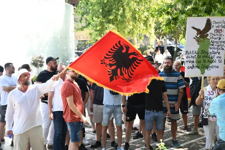 Protest ispred albanskog parlamenta: Demonstranti tražili ostavku premijera Edija Rame