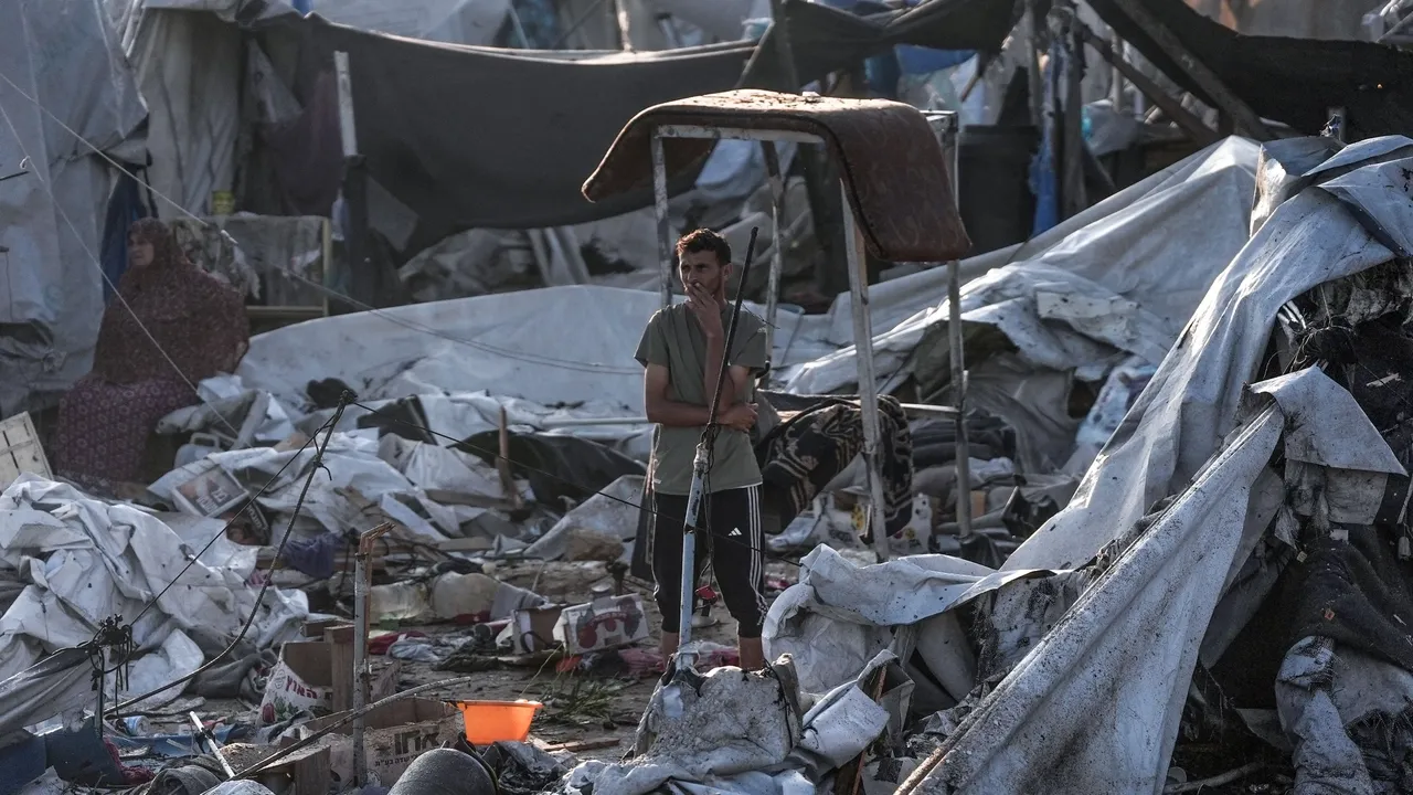 جيش الاحتلال الإسرائيلي ينسف مباني شمالي وجنوبي غزة وسط إطلاق نار وقصف مدفعي