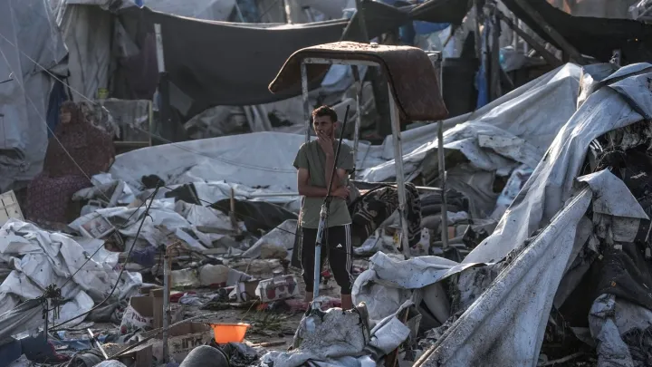 جيش الاحتلال الإسرائيلي ينسف مباني شمالي وجنوبي غزة وسط إطلاق نار وقصف مدفعي