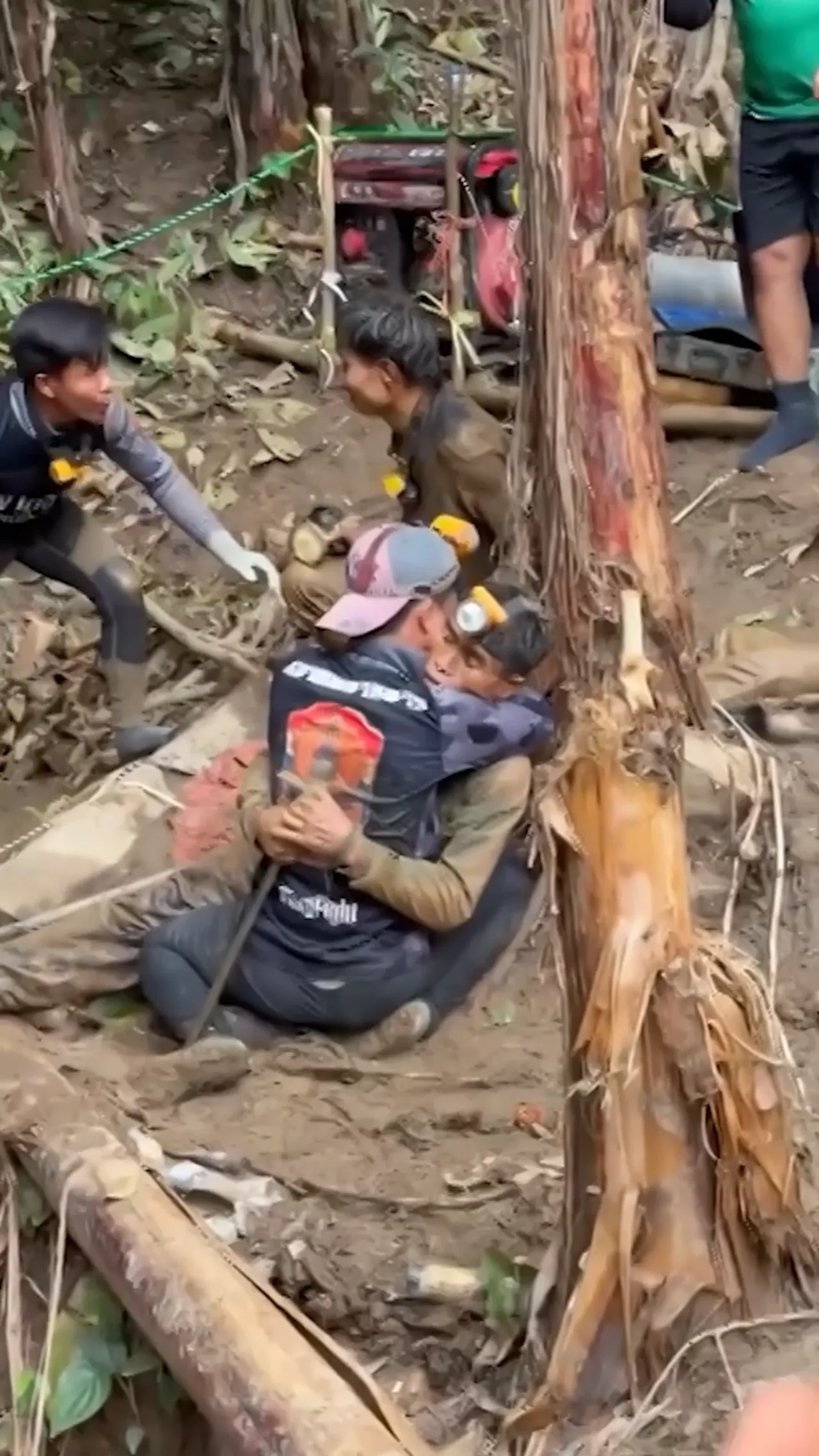 Terjebak sepuluh hari di gua, penambang Laos yang selamat peluk saudaranya