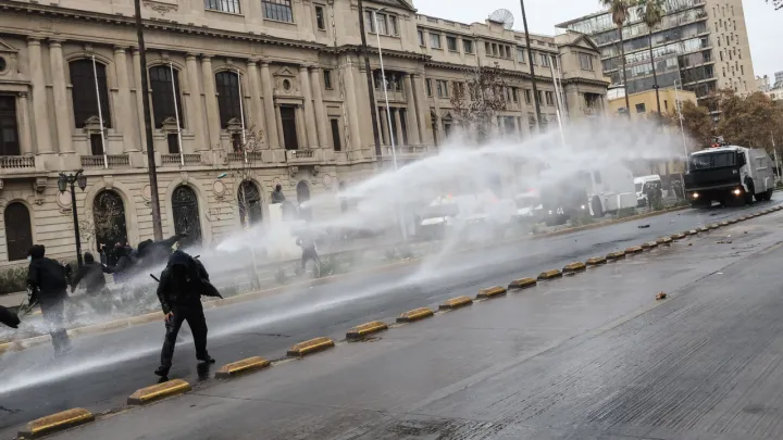Protestos estudantis no Chile contra as medidas de austeridade tornam-se violentos