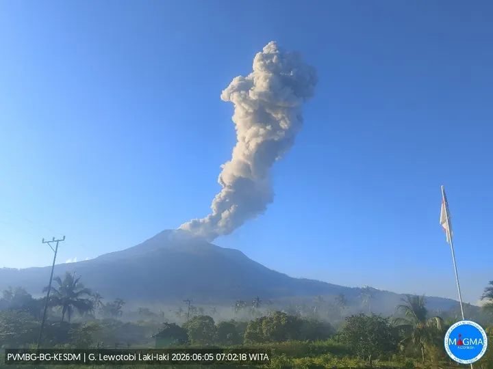 Gunung Lewotobi Laki-Laki erupsi, bandara Maumere ditutup sementara