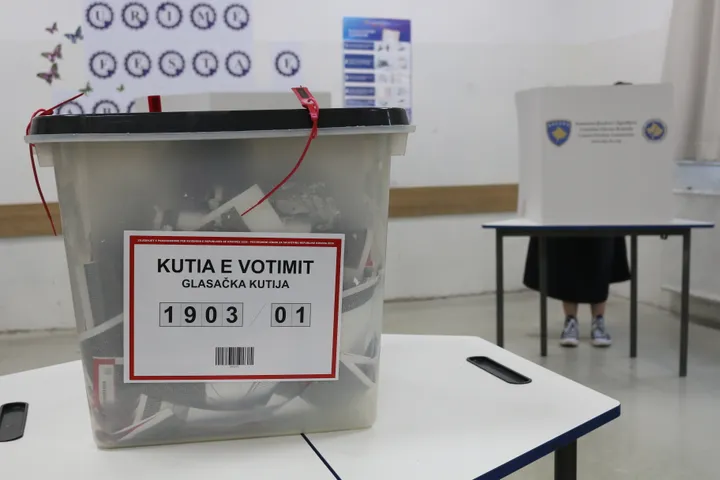 Zatvorena birališta na Kosovu: Građani glasali na prijevremenim izborima