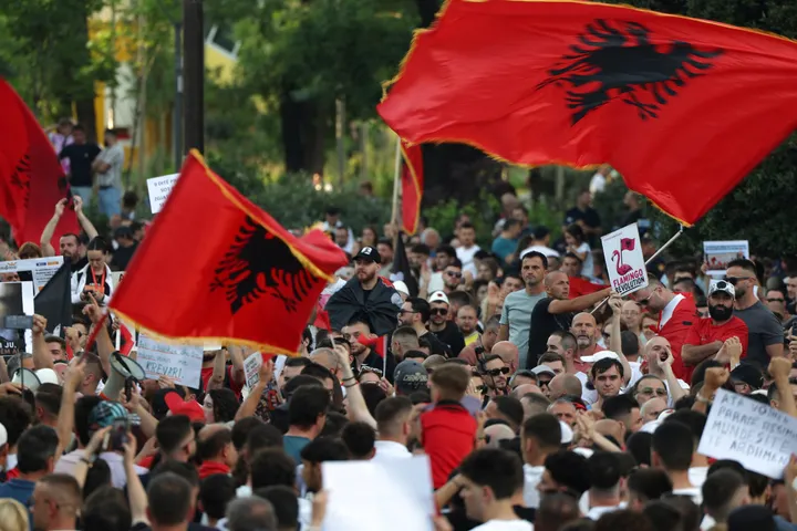 "Albanija nije na prodaju": Protesti u Tirani ulaze u deseti dan, traži se ostavka Rame