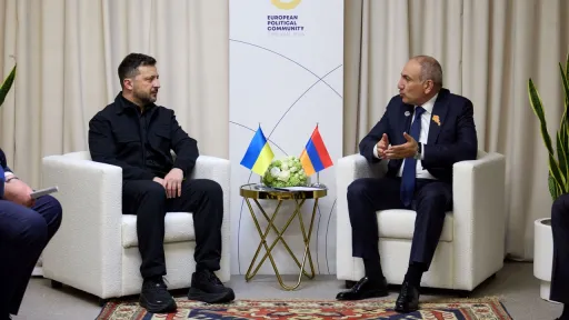 Зеленский поздравил Пашиняна с победой на выборах