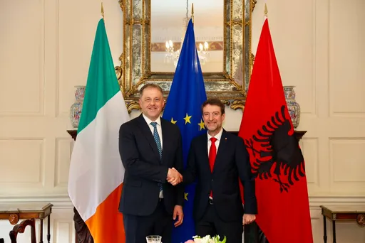 Hoxha dhe Byrne diskutojnë progresin e Shqipërisë në rrugën drejt BE-së