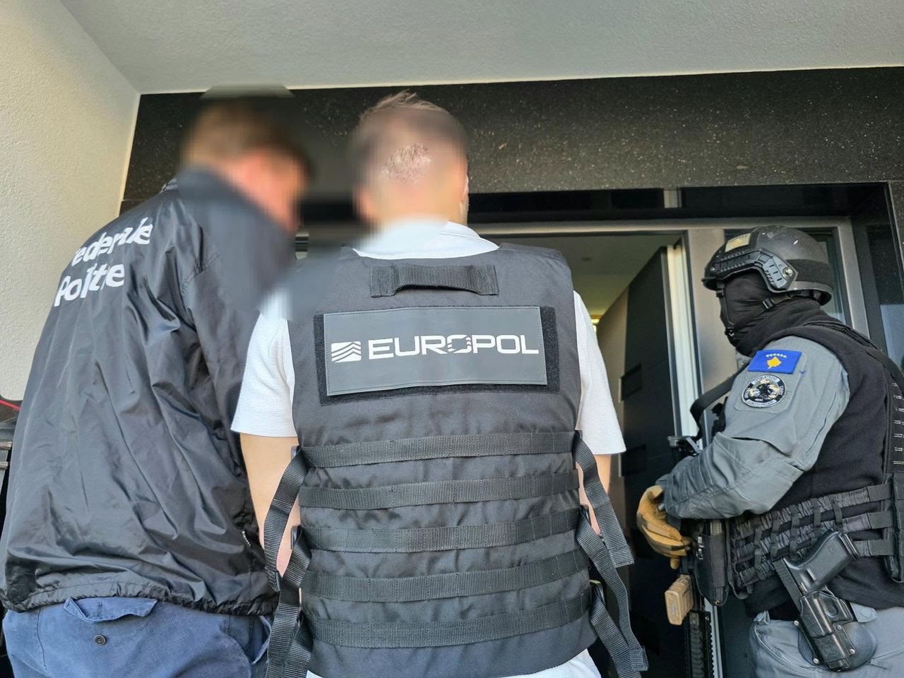 Aksion i mbështetur nga EUROPOL i në Kosovë  pesë persona në pranga dhe materiale të sekuestruara