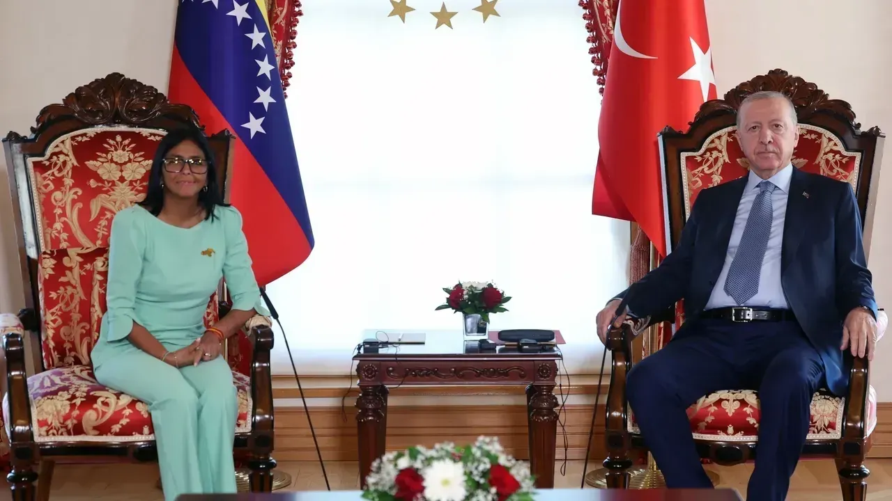Presidente Erdogan reuniu-se com a Presidente interina da Venezuela, Delcy Rodríguez