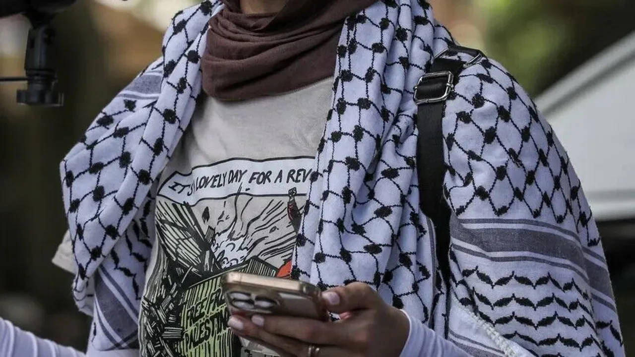 Canada Muslim group slams removal of Palestinian keffiyeh from graduate at high school ceremony