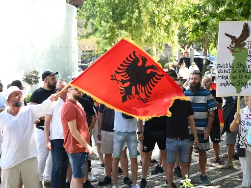 Os protestos contra o projeto turístico em Zvernec, na Albânia, completaram um mês