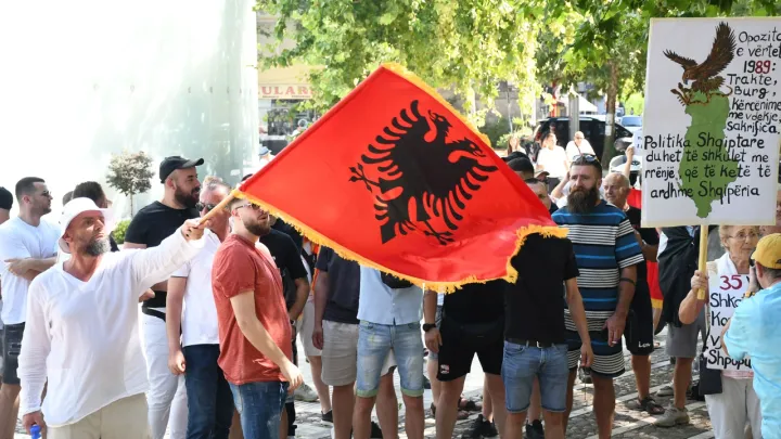 Os protestos contra o projeto turístico em Zvernec, na Albânia, completaram um mês