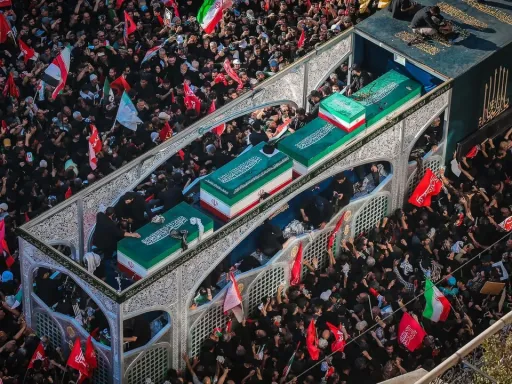 علی خامنه‌ای پس از برگزاری مراسم تشییع، در مشهد به خاک سپرده شد