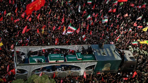 L’Iran enterre son Guide suprême Ali Khamenei à Machhad