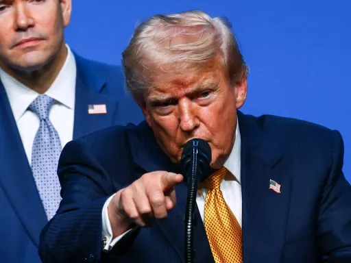 Trump avisa que os EUA 'dizimarão e destruirão' o Irão se Teerão tentar assassiná-lo