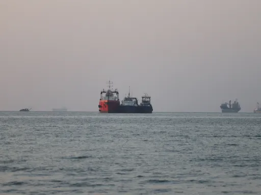 Foram ouvidas novas explosões nas cidades de Bandar Abbas, Sirik e Jask, bem como na ilha de Qeshm