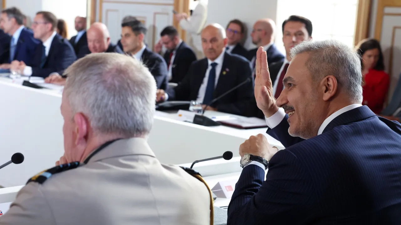 Ministro Fidan participa na Cimeira de Líderes da Coligação de Voluntários sobre a Ucrânia