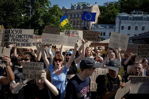 Rosja ponownie zaatakowała Kijów. Ukraina mierzy się z wojną i napięciami politycznymi