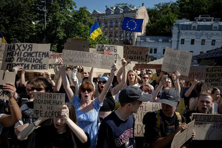 Rosja ponownie zaatakowała Kijów. Ukraina mierzy się z wojną i napięciami politycznymi