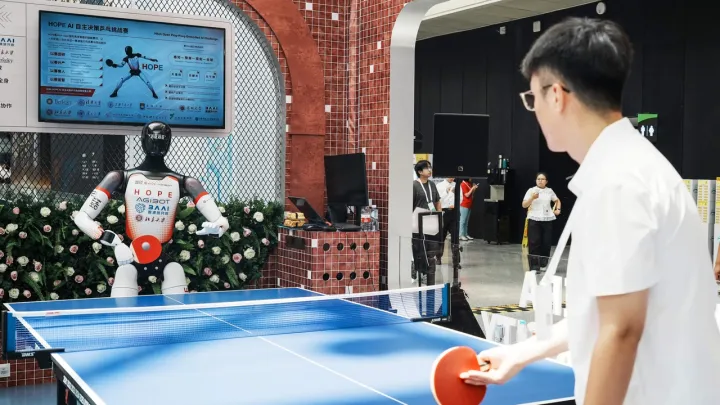 China realiza a primeira competição mundial de combate entre robôs humanoides