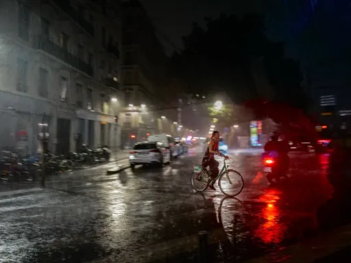 Tempestade em França: 2 mortos e 53 mil habitações sem eletricidade
