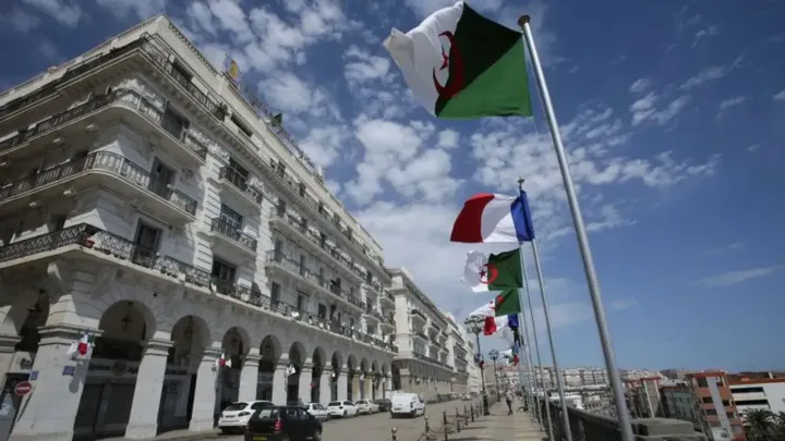 France-Algérie: Paris vise un retour à 250.000 visas par an