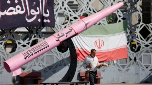 Bombardé pour la septième nuit de suite, l'Iran menace de riposter par une "offensive totale"