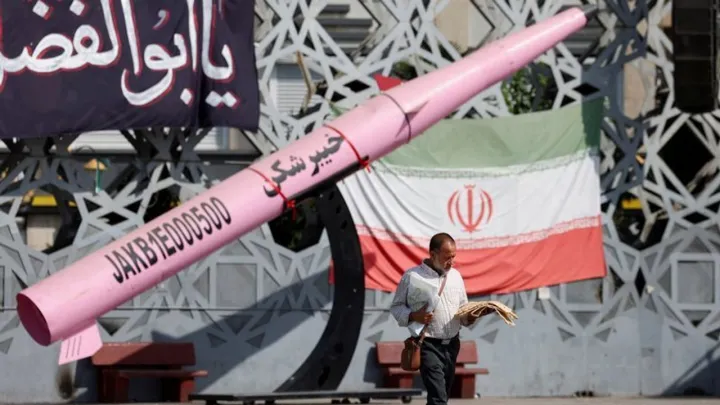 Bombardé pour la septième nuit de suite, l'Iran menace de riposter par une "offensive totale"