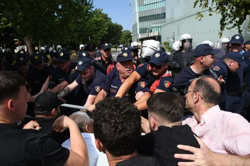 Тензии на протестот пред албанското Собрание во Тирана
