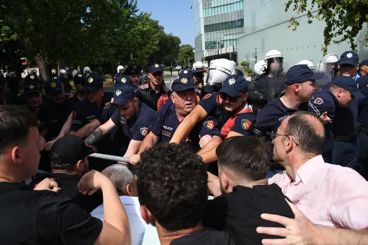 Тензии на протестот пред албанското Собрание во Тирана