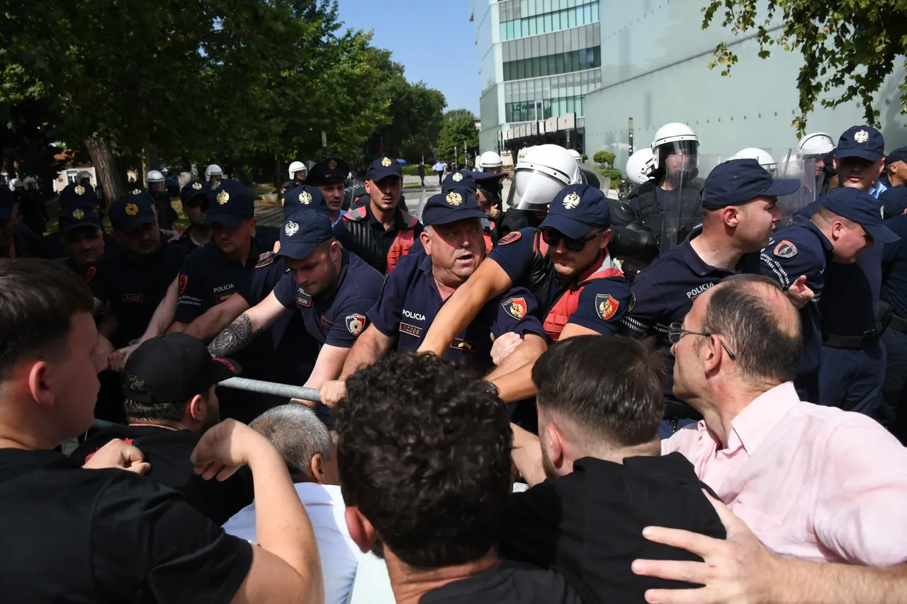 Тензии на протестот пред албанското Собрание во Тирана