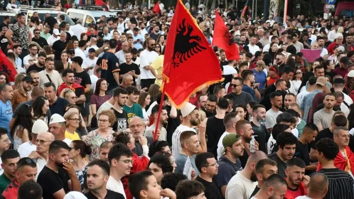 U Tirani održan 32. dan protesta, demonstranti traže ostavku premijera Rame
