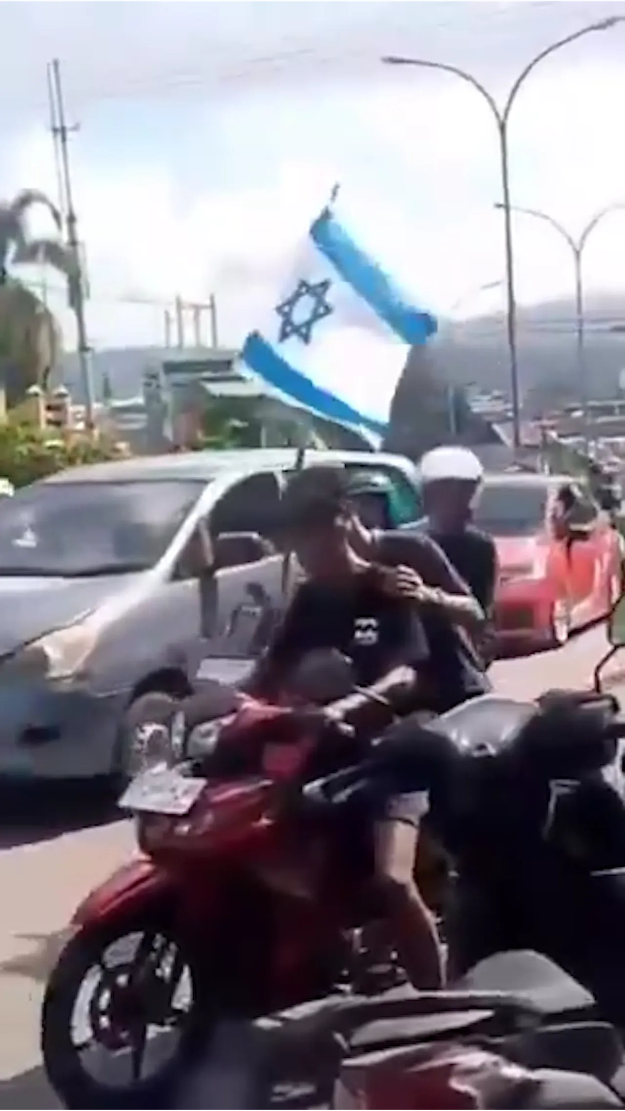 Konvoi Piala Dunia di Ambon ricuh usai dua pemuda kibarkan bendera Israel