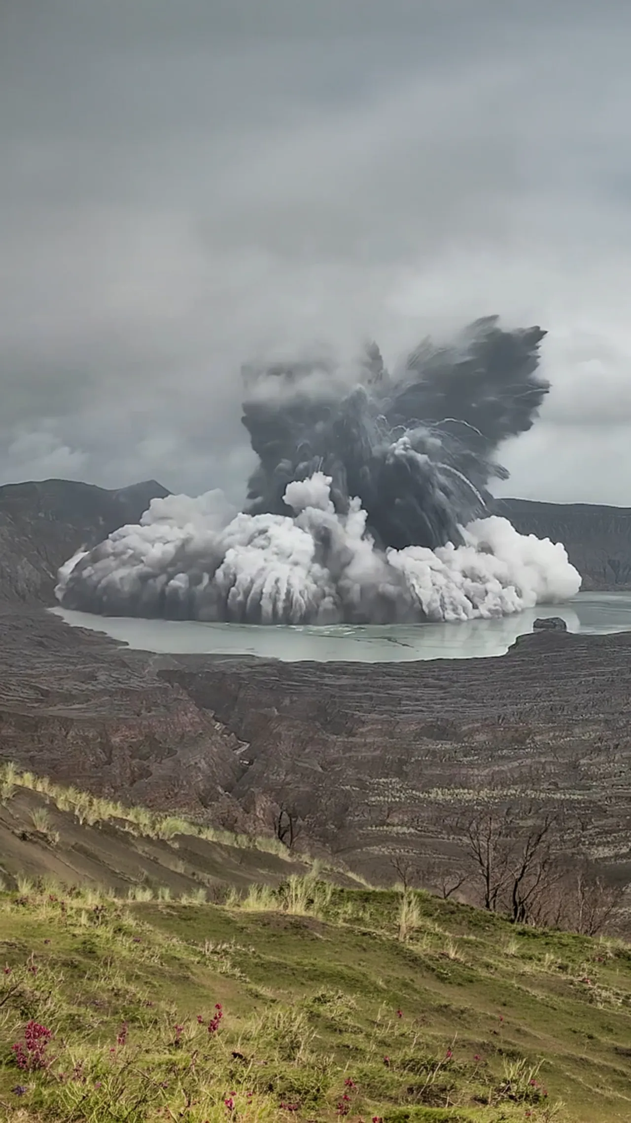 Letusan freatomagmatik di Gunung Taal, Filipina