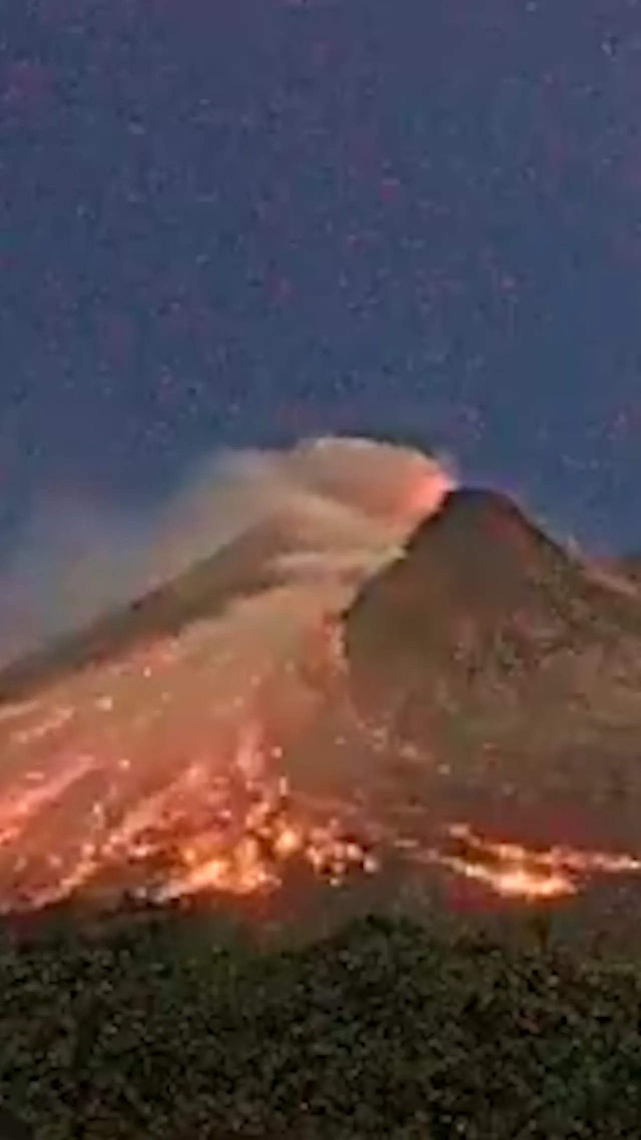 Gunung Merapi meluncurkan Awan Panas Guguran (APG) sejauh 2 km
