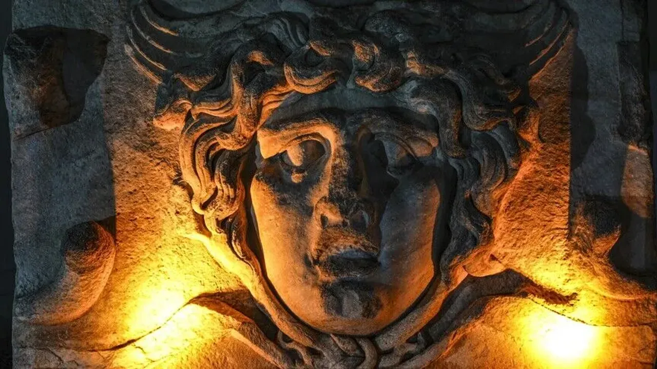 History comes alive when night falls at Türkiye's Temple of Apollo