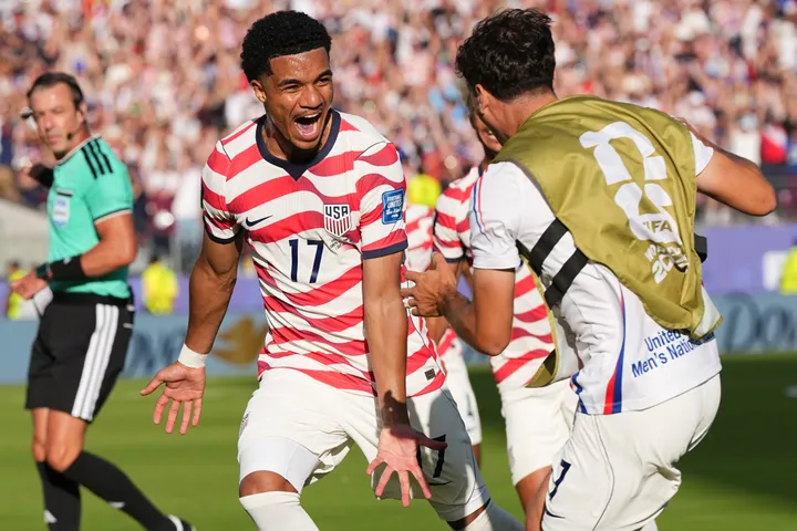 10-man USA see off Bosnia and Herzegovina to advance to World Cup Round of 16