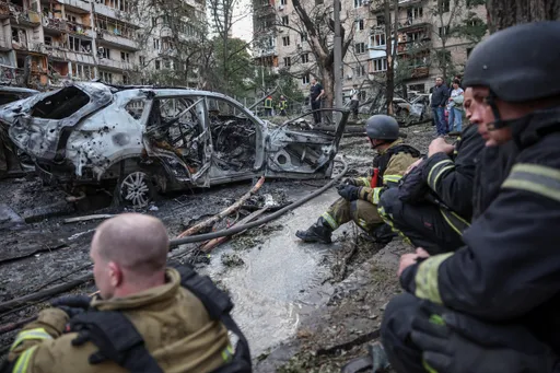 Најмалку 11 загинати во масовен руски напад врз Киев