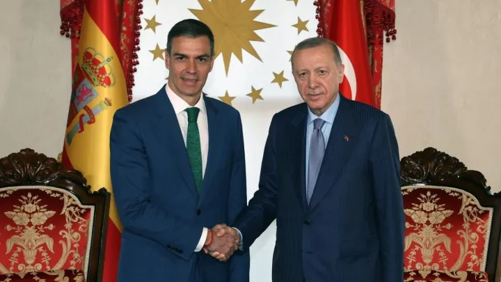 أردوغان يهنئ سانشيز بفوز إسبانيا بكأس العالم ويشيد بموقف مدريد تجاه فلسطين