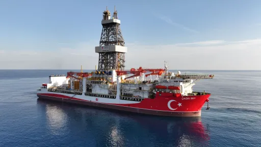 Turkish naval vessels escort drilling fleet off Somalia