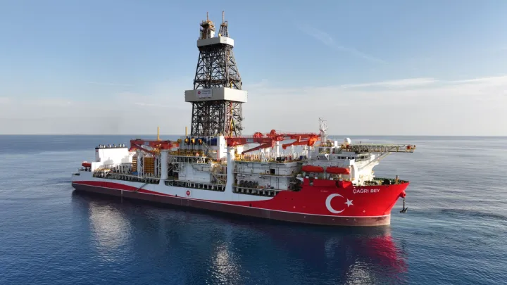 Turkish naval vessels escort drilling fleet off Somalia