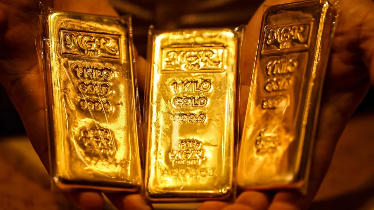 وسط التوترات بمضيق هرمز.. ارتفاع أسعار الذهب والفضة وتراجع طفيف للدولار