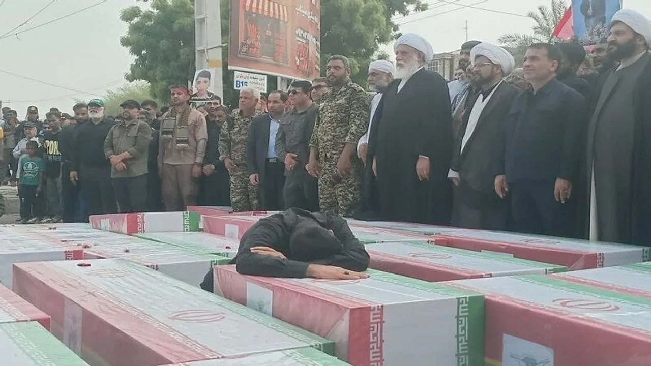 بعد معرفة هويّاتهن.. إيران تشيع جثامين 32 طفلة قُتلن في قصف مدرسة بميناب