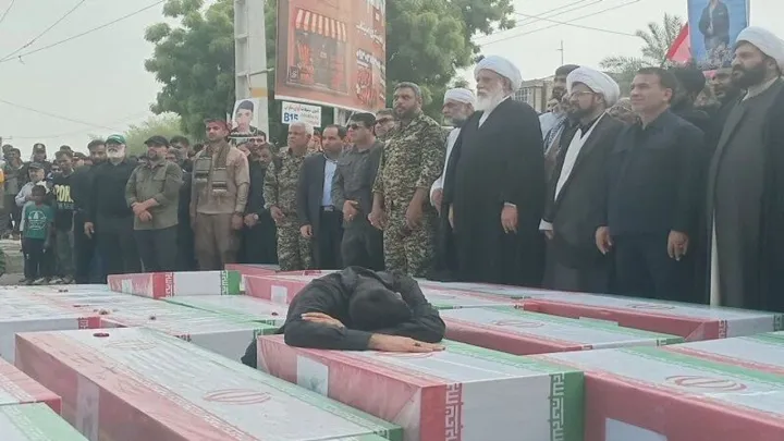 بعد معرفة هويّاتهن.. إيران تشيع جثامين 32 طفلة قُتلن في قصف مدرسة بميناب